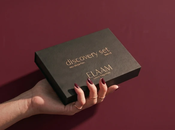 Hand holding the Elaam discovery set box