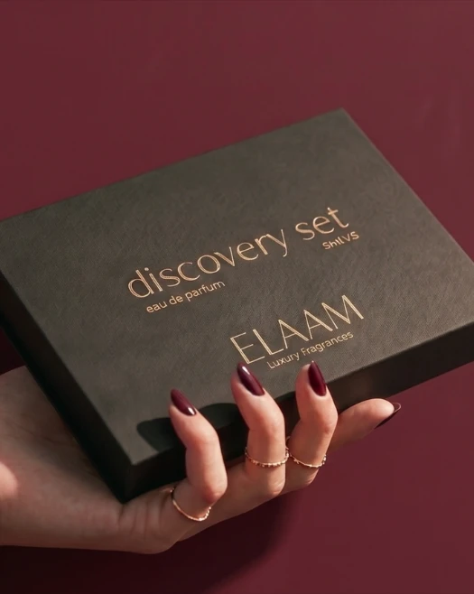 Hand holding the Elaam discovery set